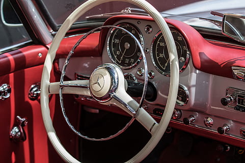 cabina di pilotaggio, volante, auto, veicolo, cruscotto, vecchi tempi, classico, mercedes, nostalgia, convertibile, tachimetro, rosso, modo di trasporto, veicolo a motore, mezzi di trasporto, veicolo terrestre, pannello di controllo, interno del veicolo, in stile retrò, interno auto, controllo, macchina vintage, metallo, avvicinamento, ruota, parte del veicolo, cromo, lusso, 5K, CC0, dominio pubblico, privo di copyright