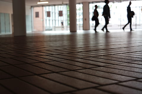 vandret, afspejling, human, arkitektur, struktur, baggrundsbelysning, cologne, gulve, gruppe af mennesker, indendørs, Kvinder, gå, fuld længde, herrer, dag, mennesker, voksen, rigtige mennesker, flisebelagt gulv, sollys, flise, livsstil, skygge, overflade niveau, bygning, 5K, CC0, offentligt domæne, royaltyfrie