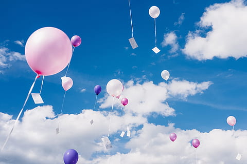 baloane, balon, minge, natură, cer, în aer liber, azur cer, Ballon, cer albastru, baloane în cer, colorate, nuntă, sferă, Violet, soare, clopotniţă, turlă, clădire, arhitectură, turn, nor - cer, heliu balon, la mijlocul-aer, zbor, celebrare, multi colorate, vedere unghiulară joasă, nici o persoana, fragilitate, vulnerabilitate, zi, albastru, heliu, grup mare de obiecte, culoare alba, libertate, categorie ușoară, mesaj, 5K, CC0, domeniu public, fără drepturi de autor