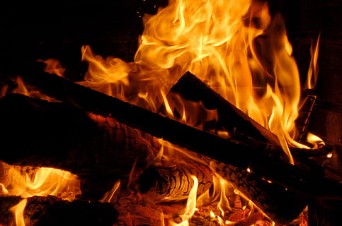 foc, foguera, flames, cremant, flama, foc - fenomen natural, calor - temperatura, moviment, naturalesa, comunicació, material de fusta, signe, cap gent, nit, infern, fusta, senyal d'advertència, moviment borrós, registre, primer pla, color taronja, fons negre, 1080P, CC0, domini públic, lliure de regalies