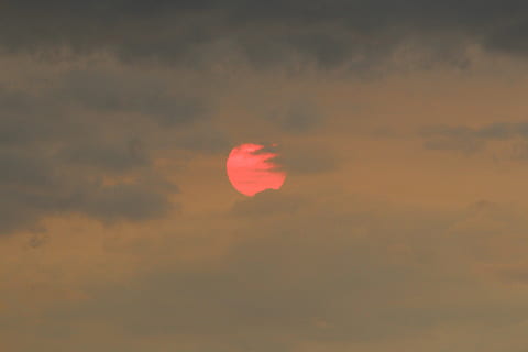 zon, brand, rook, hemel, zonsondergang, schoonheid in de natuur, wolk - lucht, scenics - natuur, rustige scène, kalmte, Oranje kleur, natuur, geen mensen, idyllisch, lage hoekweergave, buitenshuis, dramatische hemel, rood, maan, niet-stedelijke scène, vliegend, silhouet, romantische hemel, 5K, CC0, publiek domein, royaltyvrij