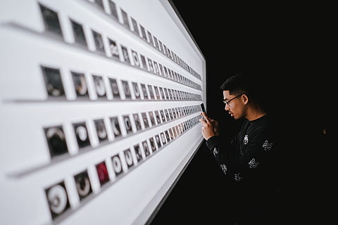 Stehen, Mann, mit, Smartphone, Wort, Person, Mensch, Text, Gesicht, Mantel, bekleidung, Kleidung, Alphabet, Symbol, Kopf, Nummer, lange Ärmel, Ärmel, Elektronik, Tastatur, privates Postfach, Postamt, Finger, eine Person, Brille, Erwachsene, Männer, drinnen, Lebensstile, suchen, Freizeitbeschäftigung, junger Erwachsener, Kommunikation, Mitte Erwachsener, Kopfschuss, Porträt, echte Menschen, Technologie, Veröffentlichung, Geschäft, suche, Betrachtung, 5K, CC0, gemeinfrei, lizenzfrei