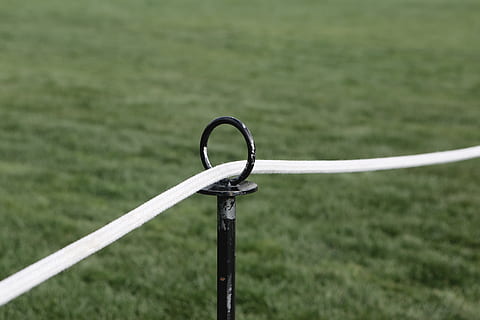 corde, herbe, Cour, personne, métal, journée, la nature, se concentrer sur le premier plan, en plein air, Sécurité, protection, champ, absence, terre, couleur verte, pelouse, sport, mise au point sélective, fermer, plante, paysage, 5K, CC0, domaine public, libre de droits
