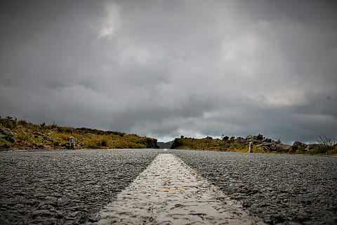 weg, bewolkt, zonder einde, hemel, wolk - lucht, natuur, bewolking, geen mensen, richting, de weg vooruit, scenics - natuur, schoonheid in de natuur, kalmte, milieu, stormwolk, fabriek, boom, storm, buitenshuis, dag, vervoer, regen, oppervlakteniveau, 4K, CC0, publiek domein, royaltyvrij