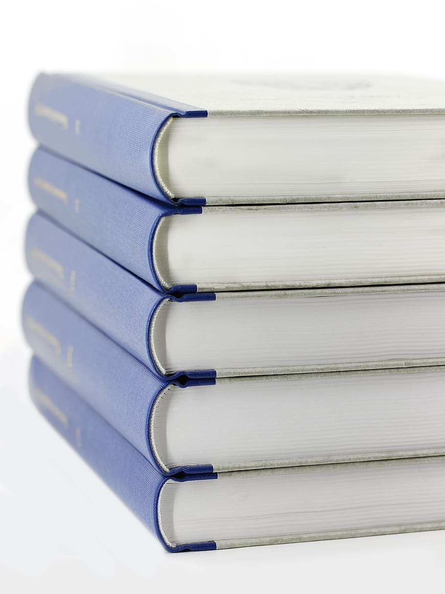 pila de llibres, pila, literatura, educació, pàgina, llibre, coneixement, llegir, coberta, històricament, fons blanc, tir de l'estudi, a l'interior, primer pla, natura morta, en fila, cap gent, blau, subministrament d’oficina, publicació, gran grup d'objectes, ordre, Color blanc, tallar, oficina, negocis, llibre de tapa dura, 4K