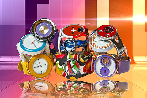 zegar, nadgarstek, Wybierz, chronometr, czas, zgodnie ze wskazówkami zegara, pasek, wewnątrz, wielobarwne, wybór, zmiana, żadnych ludzi, duża grupa obiektów, martwa natura, budzik, w stylu retro, zabawka, posadzka, zbliżenie, kształt, studio strzał, kształt geometryczny, oświetlony, 5K, CC0, domena publiczna, darmowe zdjęcia