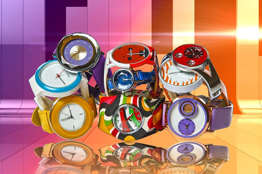 rellotge, canell, marcar, cronòmetre, temps, en sentit horari, corretja, a l'interior, multicolor, elecció, variació, cap gent, gran grup d'objectes, natura morta, despertador, estil retro, joguina, sòls, primer pla, forma, tir de l'estudi, forma geomètrica, il·luminat, 5K