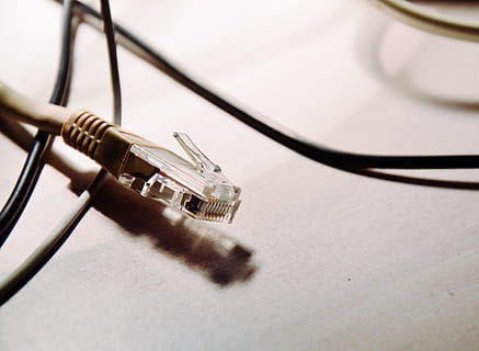 ethernet, kable, technologia, Internet, kabel, połączenie, kabel komputerowy, wtyczka połączenia sieciowego, zbliżenie, śieć komputerowa, żadnych ludzi, selektywne skupienie, wewnątrz, wysoki kąt widzenia, porozumiewanie się, stół, muzyka, technologia bezprzewodowa, wyposażenie komputera, martwa natura, Elektryczność, wytwarzanie paliwa i energii, przeplatają się, element elektryczny, 4K, CC0, domena publiczna, darmowe zdjęcia
