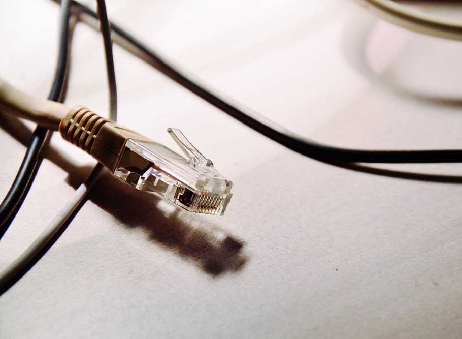 ethernet, cables, tecnologia, Internet, cable, connexió, cable d’ordinador, endoll de connexió de xarxa, primer pla, xarxa d’ordinadors, cap gent, enfocament selectiu, a l'interior, vista d’angle alt, comunicació, taula, música, tecnologia sense fils, equips informàtics, natura morta, electricitat, generació de combustible i energia, entrellaçats, component elèctric, 4K