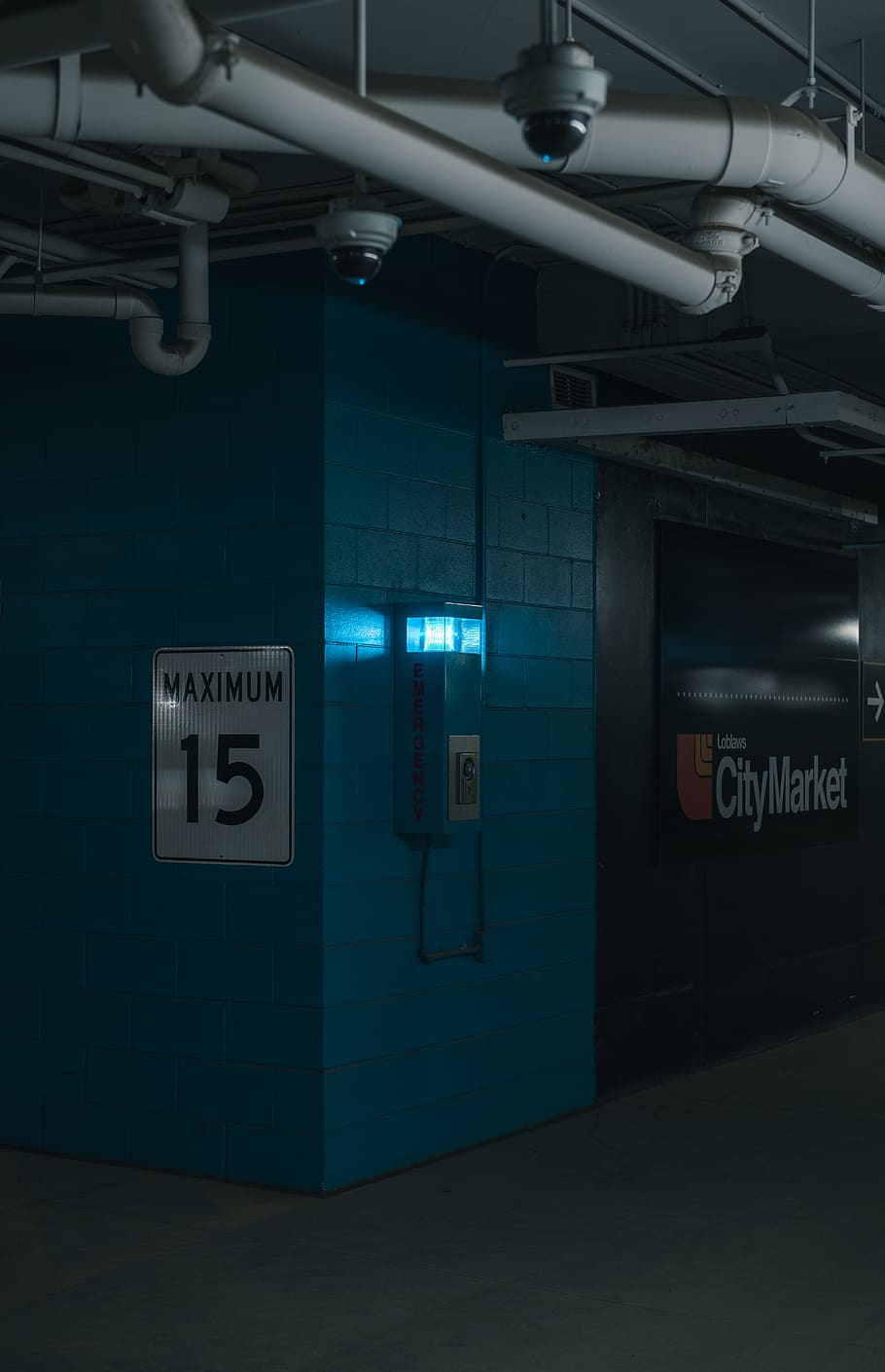 togstation, køretøj, terminal, tog, transportmidler, automobil, bil, undergrundsbane, fly, helikopter, korridor, værelse, indendørs, klinik, parkeringsplads, parkering, lab, fængsel, by, meddelelse, skilt, belyst, arkitektur, tekst, offentlig transport, Information, bygget struktur, informationsskilt, ingen mennesker, vestlige script, pil symbol, vejledning, metrostation, murbygningsfunktion, symbol, transportform, loft, lys, fluorescerende lys, 5K