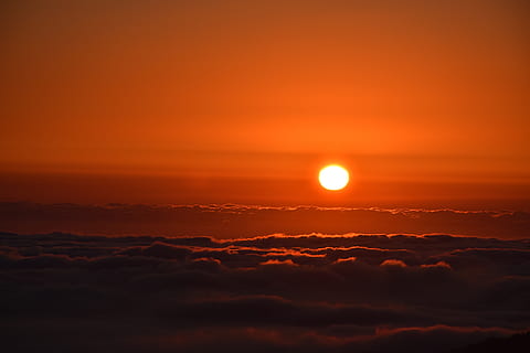 posta de sol, núvols, vermell, escènic, cel, bellesa a la natura, escenics - natura, tranquil·litat, núvol - cel, escena tranquil·la, idíl·lic, sol, color taronja, naturalesa, cap gent, a l'aire lliure, cel dramàtic, còpia espai, majestuós, medi ambient, cloudscape, por, llum solar, cel romàntic, brillant, eclipsi, 4K, CC0, domini públic, lliure de regalies