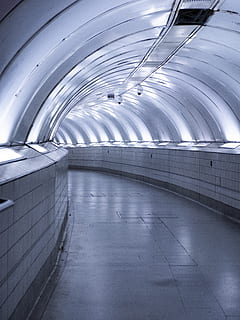 tom gang, korridor, gelænder, tunnel, hjul, maskine, udendørs, belysning, lys, flare, gulve, vindue, stol, møbel, natur, etage, fodgænger, krypt, skydebane, dæk, arkitektur, bygget struktur, ingen mennesker, bue, indendørs, loft, vejen frem, tom, moderne, retning, undergrundsbane, sti, belyst, transportmidler, dag, fravær, offentlig transport, underjordiske gangbro, fodgængertunnel, buet, 4K, CC0, offentligt domæne, royaltyfrie