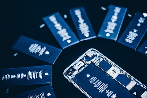batería, manzana, iphone, tecnología, texto, comunicación, azul, de cerca, equipo de computadora, conexión, tecnología inalámbrica, Internet, nadie, Red de computadoras, computadora, parte de la computadora, Chip de computadora, escritura occidental, negocio, financiar, industria, Industria electrónica, datos, equipo eléctrico, fondo negro, teclado, llave de computadora, 5K, CC0, dominio público, libre de derechos