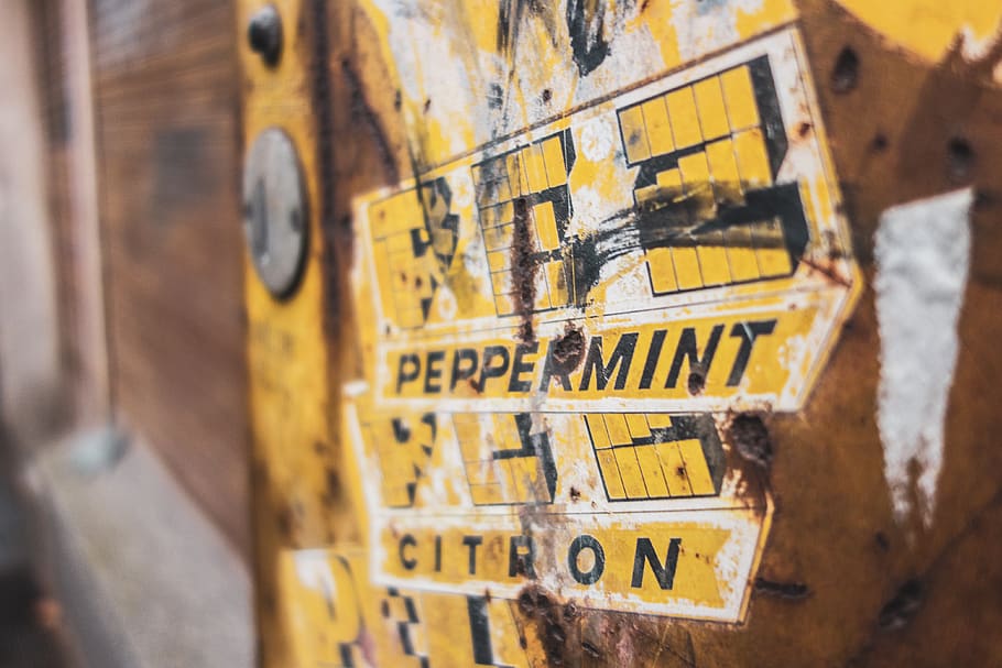 testo, etichetta, veicolo, mezzi di trasporto, carta, annuncio pubblicitario, manifesto, parete, simbolo, graffiti, arte, murale, pittura, aviatore, brochure, sfera, numero, macchina, ha parlato, comunicazione, giallo, nessuno, legno - materiale, sceneggiatura occidentale, avvicinamento, giorno, messa a fuoco selettiva, lettera maiuscola, metallo, in casa, concentrarsi sulle conoscenze acquisite, gruppo di oggetti, legna, scatola, architettura, 4K