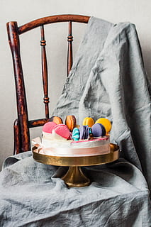 bitterkoekjes met verschillende smaken, voedsel, banketbakkerij, snoepgoed, cake, verjaardagstaart, toetje, ei, hout, suikerglazuur, creme, room, paasei, gebied, culinaire, snoep, chocolade, beeldje, wieg, meubilair, brood, stilleven, binnenshuis, geen mensen, tafel, textiel, eten en drinken, bed, multi gekleurd, hoofdkussen, fruit, gezond eten, houder, versheid, kussen, hout - materiaal, kom, tafelkleed, publicatie, dienblad, 4K, CC0, publiek domein, royaltyvrij