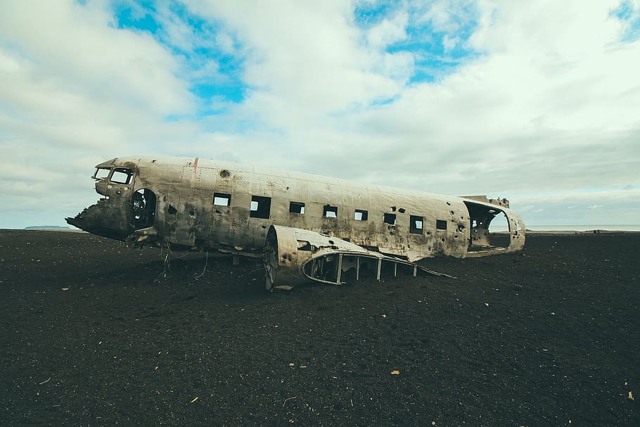 avió, parts, núvols, cel, finestra, coses, articles, acer, vell, naufragis, trencat, núvol - cel, abandonat, vehicle aeri, obsoleta, espatllat, aixafar, manera de transport, viatjar, transport, naturalesa, dia, deteriorament, mal estat, declivi, xoc, terra, accidents i desastres, cap gent, a l'aire lliure, arruïnat, indústria aeroespacial, marina, 5K