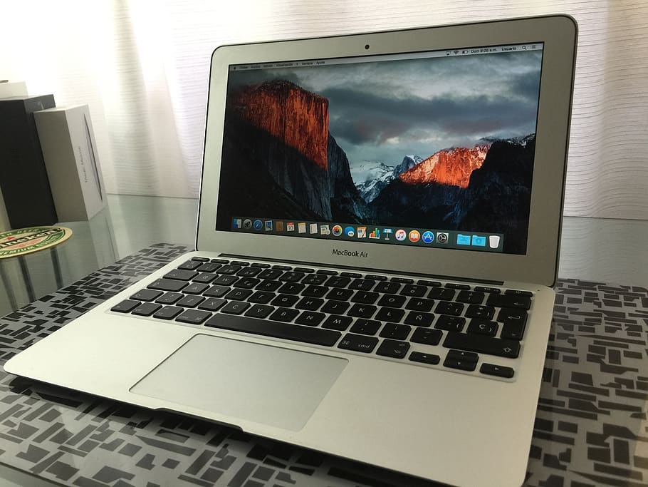 MacBook, MacBook Air, poma, quadern, dispositiu, tecnologia, ultrabook, ordinador, comunicació, connexió, tecnologia sense fils, portàtil, a l'interior, cap gent, equips informàtics, mobles, taula, monitor d’ordinador, teclat, naturalesa, reflexió, teclat d’ordinador, primer pla, pantalla plana, pantalla, 2K