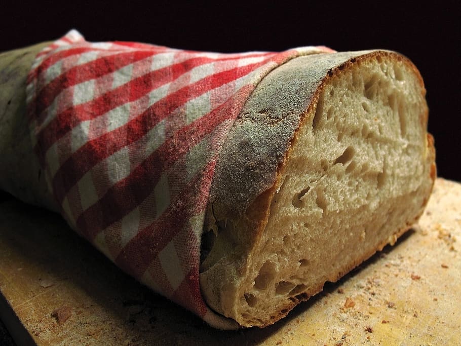 stuoia, pane, pagnotta, avvicinamento, cibo, cibo e bevande, girato in studio, sfondo nero, pagnotta di pane, in casa, nessuno, freschezza, benessere, mangiare sano, tagliere, fetta, a strisce, pronto a mangiare, natura morta, straccio per asciugare i piatti, concentrarsi sulle conoscenze acquisite, tovaglia, dieta, pane integrale, pane bianco, 2K