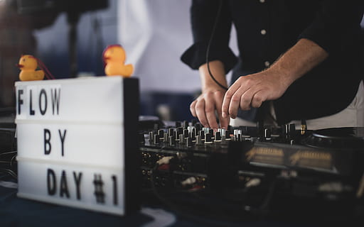uomo, giocando, controller dj, dj, umano, persona, musica, festa, uccello, animale, seduta, lavoratore, pavimentazione, club, figurina, studio, elettronica, barista, indietro, musicista, strumento musicale, videogiochi, discoteca, una persona, mano umana, mano, cultura artistica e intrattenimento, Sezione centrale, occupazione, in casa, uomini, messa a fuoco selettiva, equipaggiamento audio, tecnologia, mixer audio, attrezzatura per la registrazione del suono, persone reali, avvicinamento, parte del corpo umano, lavoro, club dj, arto umano, 4K, CC0, dominio pubblico, privo di copyright