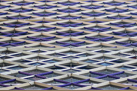 Muster, Gebäude, die Architektur, Wand, Textur, Design, Stein, Struktur, Konstruktion, modern, bauen, Stadt, städtisch, Wolkenkratzer, Glas, Fassade, Horizont, Innenstadt, Fenster, Hintergründe, Vollbild, drinnen, keine Leute, Wiederholung, in einer Reihe, gebaute Struktur, Geometrische Figur, Seite an Seite, Nahansicht, gestalten, große gruppe von gegenständen, Blau, mehrfarbig, Fülle, 2K, CC0, gemeinfrei, lizenzfrei