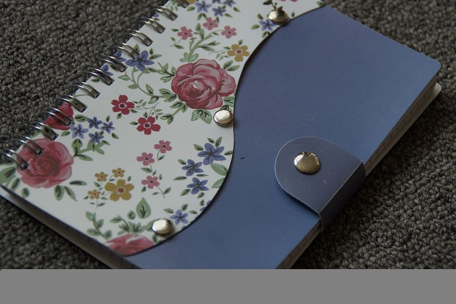 quadern, nota, notes, diari, romanç, bindung, entrar, escriure, Escriu a sota, fulletó, llibre, assumpte, noia, vista d’angle alt, taula, flor, a l'interior, planta amb flors, planta, cap gent, natura morta, directament a sobre, naturalesa, primer pla, motiu floral, frescor, patró, tèxtil, art i artesania, publicació, bellesa a la natura, pètal, 5K