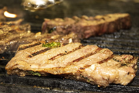 bistecca, medio, bbq, cibo, cibo e bevande, freschezza, barbecue, carne, grigliato, nessuno, pronto a mangiare, avvicinamento, mangiare sano, concentrarsi sulle conoscenze acquisite, in casa, carne rossa, benessere, messa a fuoco selettiva, pasto, porzioni, indulgenza, griglia per barbecue, vasellame, tentazione, cena, 5K, CC0, dominio pubblico, privo di copyright