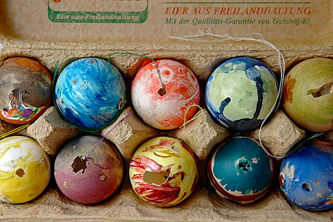 Osterei, Ostereier, alt, Ei, Farbe, nostalgisch, gebrochen, mehrfarbig, Ostern, Urlaub, Feier, Kunst und Handwerk, drinnen, keine Leute, Stillleben, Lebensmittel, Nahansicht, Kreativität, Variation, Essen und Trinken, Wahl, Muster, 4K, CC0, gemeinfrei, lizenzfrei