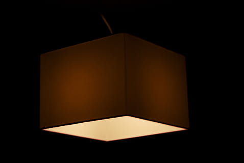 llum, decoració, fons negre, llibre, publicació, a l'interior, obert, cap gent, fosc, il·luminat, tir de l'estudi, paper, còpia espai, primer pla, marró, educació, equips d’il·luminació, sol objecte, forma, nit, llum - fenomen natural, tallar, netejar, llibre de tapa dura, 4K, CC0, domini públic, lliure de regalies