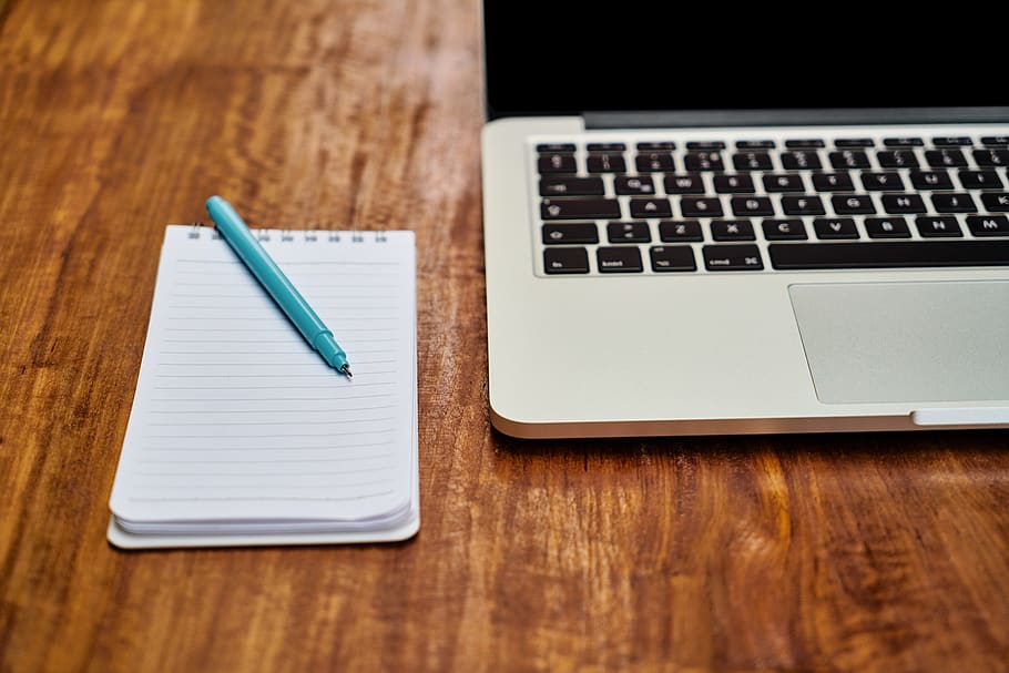 nota, quadern, bolígraf, portàtil, ordinador, article, escriure, el treball, treballar, llegir, paper, llibre, curs, pàgina, literatura, taula, macro, prendre notes, blanc, el sorteig, periodista, manuscrit, ploma estilogràfica, blau, color, bon dia, cafeteria, ningú, oficina, escola, fons, ciència, tecnologia sense fils, comunicació, connexió, material de fusta, a l'interior, tecnologia, equips informàtics, dispositiu d’informació portàtil, cap gent, vista d’angle alt, primer pla, natura morta, teclat, enfocament selectiu, instrument d’escriptura, en blanc, clau d’ordinador, gra de fusta, 5K