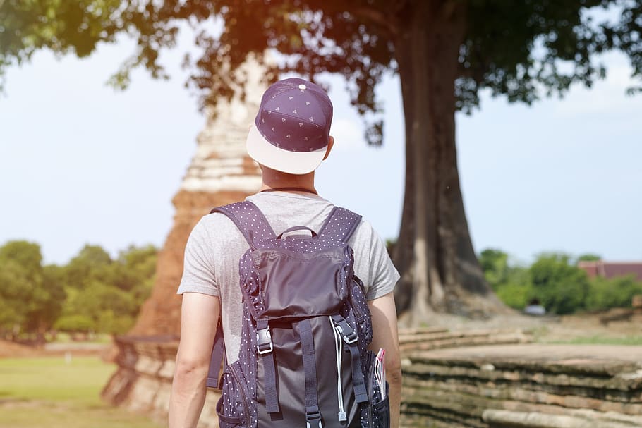 Menschen, Mann, Kerl, Deckel, Tasche, Rucksack, Gehen, allein, lesen, Buch, die Architektur, Gebäude, Reise, draussen, Rückansicht, eine Person, Hut, echte Menschen, Stehen, Tag, Fokus auf den Vordergrund, Baum, Natur, Pflanze, Männer, Legere Kleidung, Feld, Taille hoch, Sonnenlicht, Land, draußen, Freizeitbeschäftigung, 4K