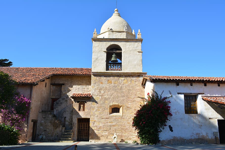 missió carmel, endins, torre, arquitectura, estructura construïda, exterior de l'edifici, edifici, cel clar, cel, naturalesa, religió, blau, lloc de culte, dia, espiritualitat, cap gent, llum solar, creença, planta, història, a l'aire lliure, rellotge, fletxa, 5K
