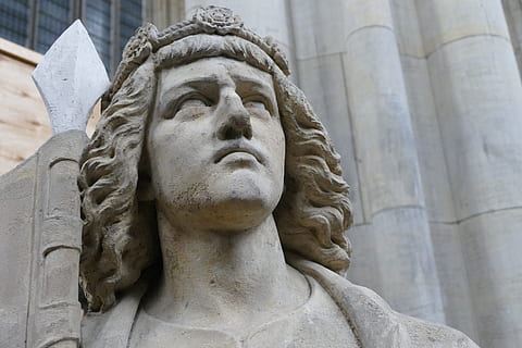 Gotico, dom, colonia, scultura, statua, arte e artigianato, rappresentazione umana, architettura, rappresentazione, storia, somiglianza maschile, il passato, creatività, mestiere, struttura costruita, spiritualità, Inquadratura dal basso, religione, nessuno, destinazioni di viaggio, intaglio - prodotto artigianale, giorno, credenza, colonna architettonica, 5K, CC0, dominio pubblico, privo di copyright