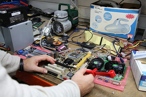 salle de cours, classe d'informatique, école, l'informatique, atelier, étudiant, Matériel, apprendre, assiette, réparation, ordinateur, main humaine, Occupation, réparer, travail, équipement, La technologie, main, une personne, en portant, partie du corps humain, industrie, Vrais gens, à l'intérieur, Hommes, Industrie électronique, outil de travail, compétence, circuit imprimé, complexité, équipement électrique, 5K, CC0, domaine public, libre de droits