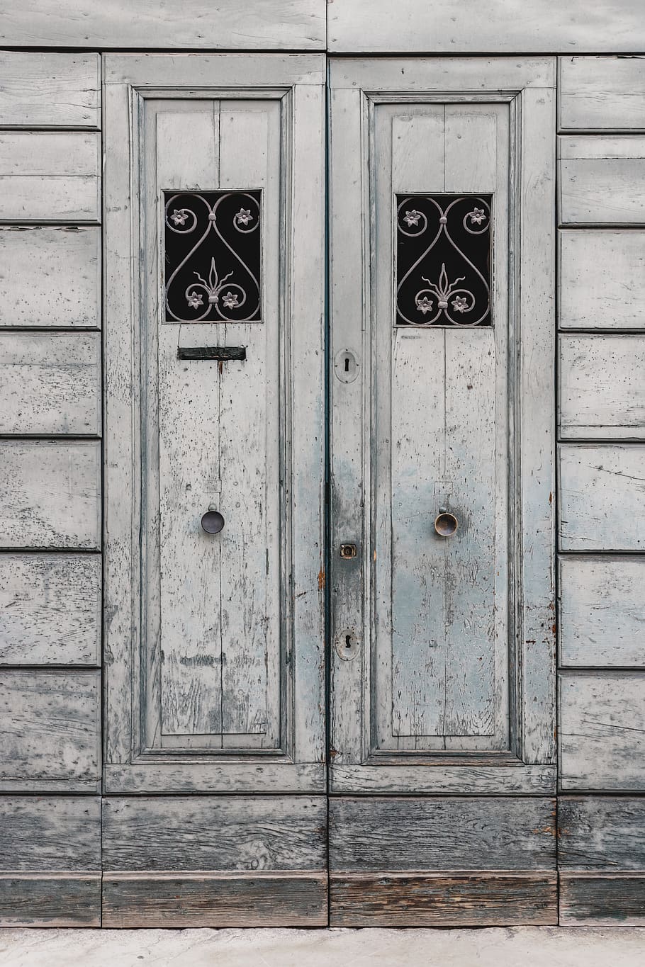 porta tancada, porta, Itàlia, llac garda, fusta, vell, gastat, italià, rústic, angoixat, vintage, ornamentat, finestra, porxo, gerro, planta en test, ceràmica, planta, jar, maó, tancat, entrada, seguretat, material de fusta, protecció, cap gent, estructura construïda, arquitectura, exterior de l'edifici, dia, perilla, edifici, casa, fons, a l'aire lliure, maneta, marc complet, 5K
