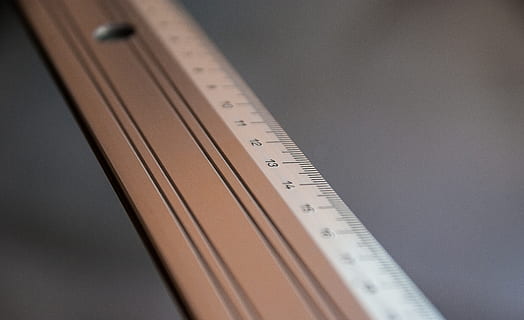 Herske, måle, længde, matematik, indendørs, enkelt objekt, studio skud, tæt på, ingen mennesker, nøjagtighed, termometer, lineal, farvet baggrund, nummer, grå baggrund, grå, måleinstrument, høj vinkel visning, stilleben, selektiv fokusering, træ - materiale, fokus på forgrunden, sort farve, kopiere plads, sølvfarvet, 2K, CC0, offentligt domæne, royaltyfrie