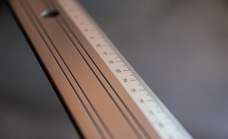 Herske, måle, længde, matematik, indendørs, enkelt objekt, studio skud, tæt på, ingen mennesker, nøjagtighed, termometer, lineal, farvet baggrund, nummer, grå baggrund, grå, måleinstrument, høj vinkel visning, stilleben, selektiv fokusering, træ - materiale, fokus på forgrunden, sort farve, kopiere plads, sølvfarvet, 2K