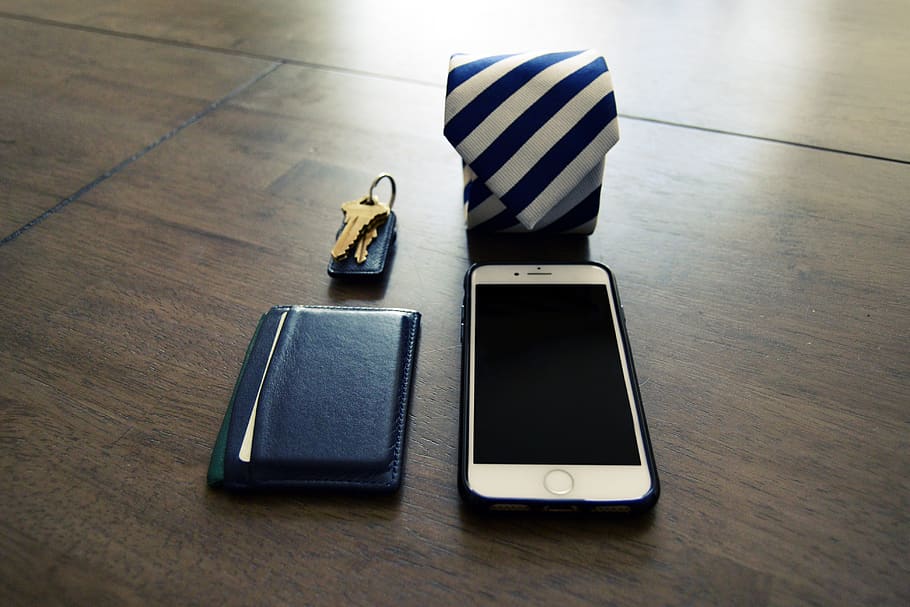 corbata, claus, cartera, telèfon, iphone, treballar, home, masculí, objectes, paio, coses, blau, formal, negocis, preparar-se, preparació, llest, al matí, taula, articles, tecnologia sense fils, natura morta, a l'interior, dispositiu d’informació portàtil, telèfon intel·ligent, material de fusta, connexió, comunicació, vista d’angle alt, tecnologia, cap gent, telèfon mòbil, ratlles, dia, centrar-se en primer pla, primer pla, portabilitat, oficina, ordinador, 4K