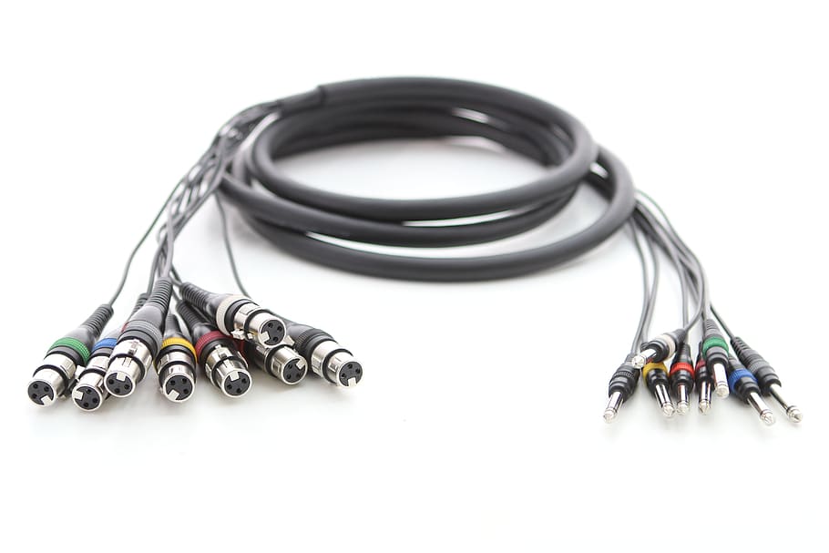 cable, cables, cordial, fons blanc, tir de l'estudi, natura morta, a l'interior, metall, primer pla, tecnologia, cap gent, equipament, connexió, vista d’angle alt, tallar, equip mèdic, color negre, taula, forma, còpia espai, centrar-se en primer pla, esport, 5K