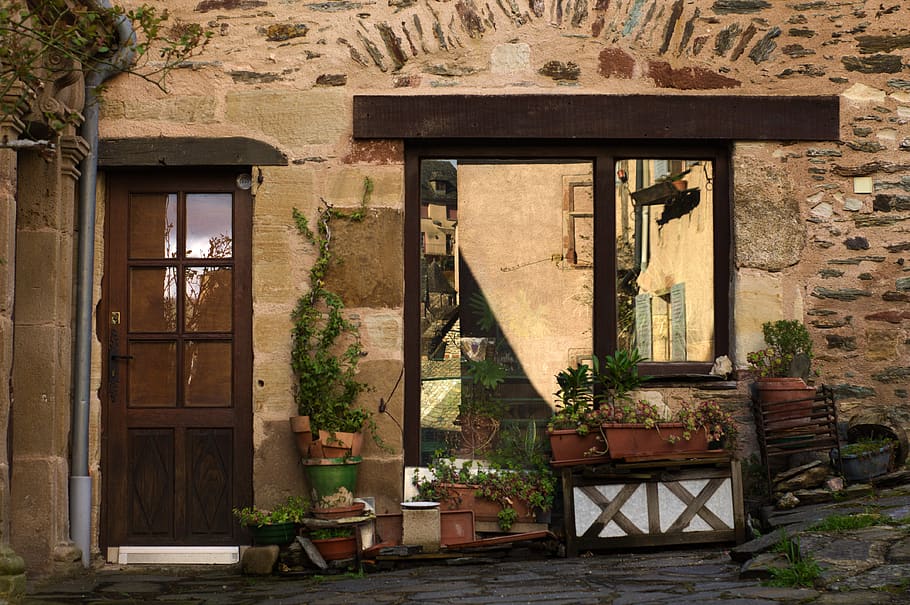 casa, arquitectura, finestra, llindar, façana, estructura construïda, edifici, dia, cap gent, planta, exterior de l'edifici, cadira, seient, material de fusta, vell, naturalesa, funció de construcció de parets, a l'aire lliure, planta en test, barri residencial, porta, entrada, 4K