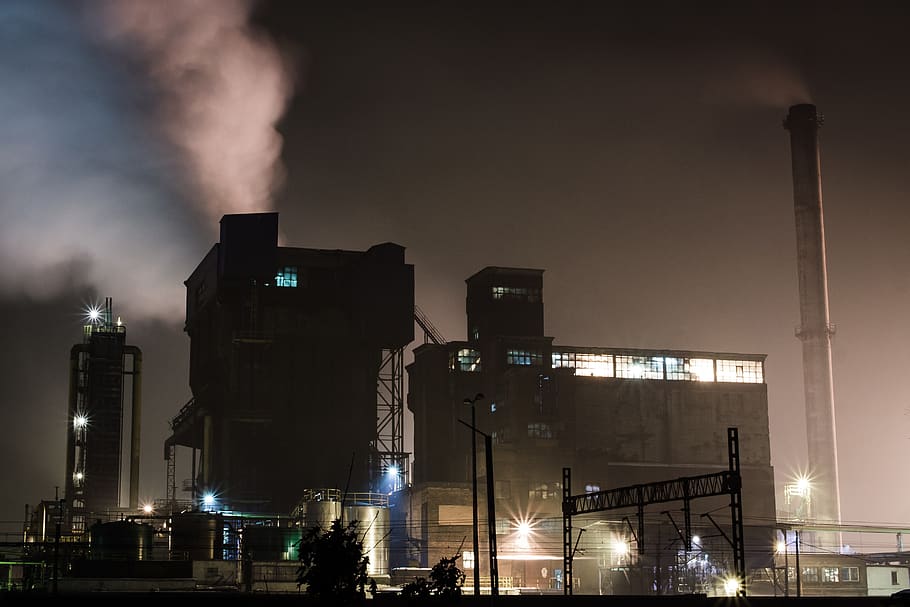 Niente, vuoto, notte, illuminato, esterno dell'edificio, architettura, struttura costruita, cielo, attrezzatura per l'illuminazione, industria, fabbrica, nessuno, Inquadratura dal basso, città, natura, fumo - struttura fisica, fumaiolo, inquinamento dell'aria, all'aperto, luce, raggiante, strada, inquinamento, distretto industriale, 2K
