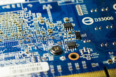 transistors, gpu, pc, bureau, ordinateur, En traitement, La technologie, processeur, carte mère, semi-conducteur, électronique, puce informatique, fermer, circuit imprimé, mise au point sélective, personne, lien, texte, bleu, la communication, Industrie électronique, à l'intérieur, arrière-plans, plein cadre, équipement informatique, nombre, industrie, complexité, partie informatique, communications globales, composant électrique, 5K, CC0, domaine public, libre de droits