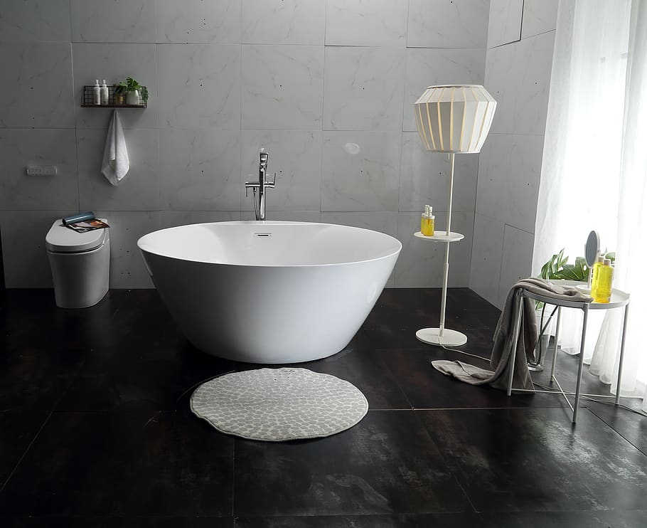 cercle, bany, habitació domèstica, a l'interior, cap gent, bany domèstic, sòls, Color blanc, casa, equipament per a la llar, funció de construcció de parets, aixeta, absència, material de fusta, planta, interior de casa, flor, naturalesa, contenidor, rajola, planta amb flors, 4K
