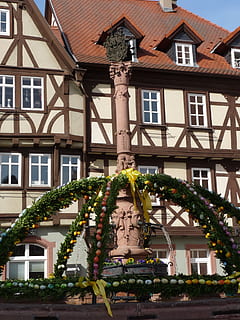 Pasqua, ous de Pasqua, ou de Pasqua, colorit, decoració, ou, pintura, primavera, salutació de pasqua, Font, costums, tradició, truss, Miltenberg, pilar, arquitectura, estructura construïda, exterior de l'edifici, edifici, casa, escultura, representació, cap gent, barri residencial, finestra, representació humana, estàtua, art i artesania, dia, naturalesa, planta, a l'aire lliure, semblança masculina, creativitat, sostre, 2K, CC0, domini públic, lliure de regalies