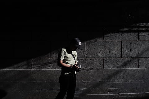 manusia, orang, pakaian, fotografi, foto, topi, mantel, militer, petugas, seragam militer, pria, pegangan, birai, dinding, lengan, menjaga, menghadapi, orang sungguhan, Arsitektur, satu orang, kedudukan, gaya hidup, malam, fitur dinding - bangunan, kegiatan waktu luang, gelap, tangga, laki-laki, struktur yang dibangun, pakaian kasual, panjang tiga perempat, memegang, pagar, di luar rumah, agresi, 5K, CC0, domain publik, bebas royalti