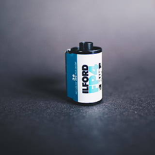 obertura, fotografia, retro, dissenyador, fotogràfica, analògic, 80 anys, r, elèctric, metall, creatiu, pel·lícula, 35 mm, antiguitat, foto, elmarit, fabricació, neourban, negre, contemporani, sol objecte, primer pla, cap gent, enfocament selectiu, tecnologia, a l'interior, nombre, natura morta, comunicació, text, blau, guió occidental, taula, equipament, vermell, connexió, funció de construcció de parets, tir de l'estudi, seguretat, còpia espai, 2K, CC0, domini públic, lliure de regalies
