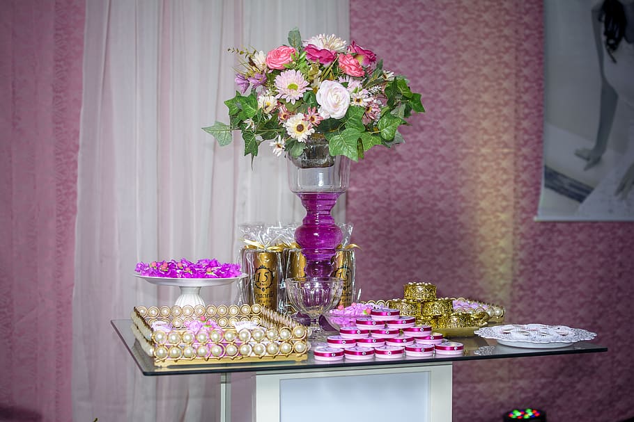 vaso, fiore, dentro, pianta fiorita, pianta, tavolo, freschezza, bellezza nella natura, natura, nessuno, in casa, colore rosa, contenitore, composizione floreale, testa di fiore, fragilità, vulnerabilità, vetro - materiale, cibo dolce, natura morta, petalo, mazzo, un mazzo di fiori, tentazione, viola, 5K