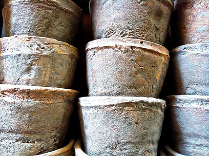 pila, vaixell, so, artesania, mà d'obra, tonkunst, ceràmica, olles, argila, pots, art, cap gent, primer pla, marc complet, dia, natura morta, fons, a l'aire lliure, material de fusta, textura, vell, patró, en fila, centrar-se en primer pla, marró, grup d'objectes, grup mitjà d'objectes, costat a costat, cilindre, 2K, CC0, domini públic, lliure de regalies