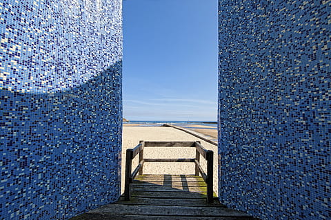 Meer, die Architektur, nu, modern, Himmel, Natur, Blau, Tag, gebaute Struktur, keine Leute, Sonnenlicht, Wasser, draußen, der Weg nach vorn, Richtung, Szenen - Natur, Fußweg, Holz - Material, Schönheit in der Natur, Ruhe, Wand, 5K, CC0, gemeinfrei, lizenzfrei