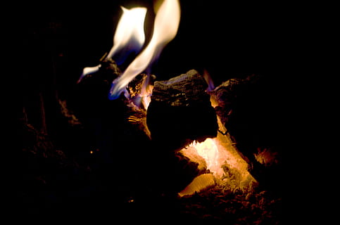 brand, vlam, brandwond, houtvuur, brandend, vuur - natuurverschijnsel, warmte - temperatuur, logboek, natuur, nacht, gloeiend, brandhout, detailopname, hout, geen mensen, hout - materiaal, zwarte achtergrond, donker, vreugdevuur, binnenshuis, beweging, Oranje kleur, kampvuur, 4K, CC0, publiek domein, royaltyvrij