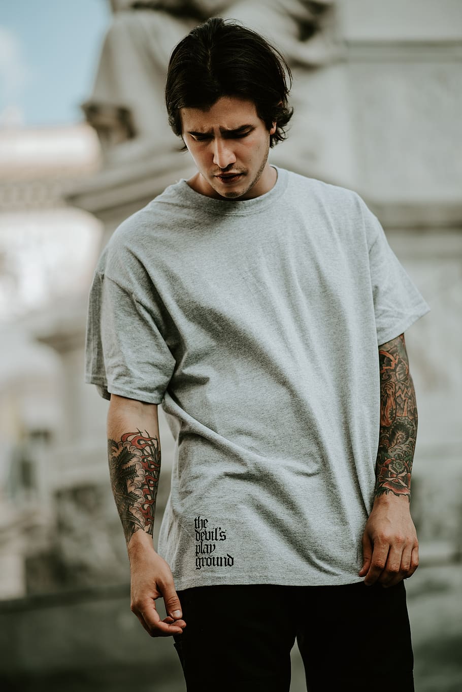 home, de peu, edifici, pell, màniga, roba, humà, tatuatge, persona, braç, moda, Roma, paio, bonic, maco, hq, fons de pantalla, model, màniga llarga, samarreta, una persona, tres quarts de longitud, centrar-se en primer pla, vista frontal, persones reals, adult jove, home jove, roba casual, dia, homes, estils de vida, a l'interior, mirant, celebració, mirant abaix, funció de construcció de parets, nois adolescents, adolescent, texans, 5K